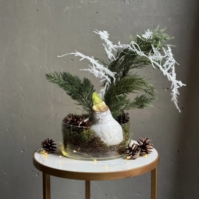 Новогодняя композиция с луковицей амариллиса в стеклянном кашпо