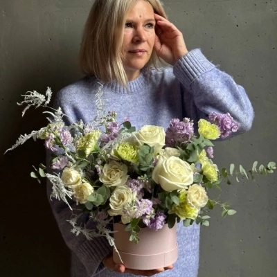 Композиция в шляпной коробке