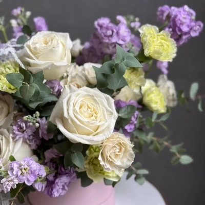 Авторская композиция в зелено-лавандовой гамме