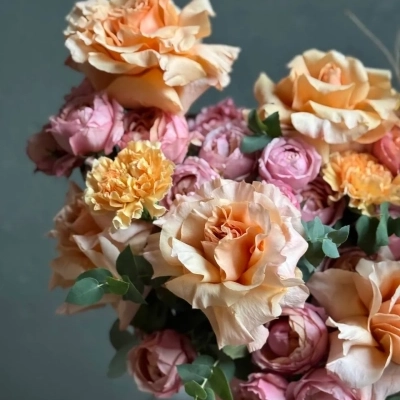 Сочная композиция с вывернутыми розами и стифой