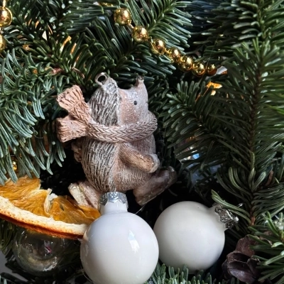 Еловая композиция в золотом кашпо "Ежик на коньках"