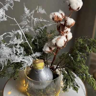 Серебристая композиция с натуральным хлопком и луковицей амариллиса