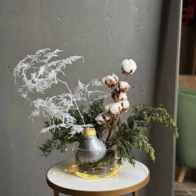 Серебристая композиция с натуральным хлопком и луковицей амариллиса