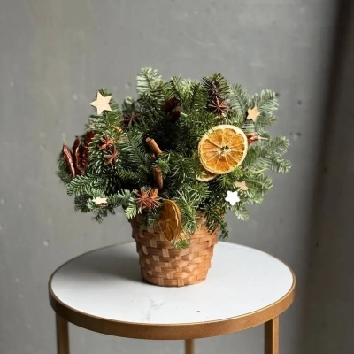 Пряная еловая композиция с апельсинами и перчиками в плетеном кашпо