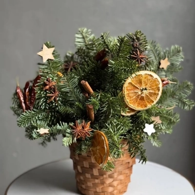 Пряная еловая композиция с апельсинами и перчиками в плетеном кашпо