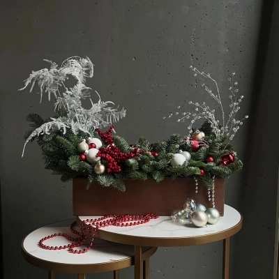 Дизайнерская композиция из живой ели "Ледяной дождь" Дизайнерская композиция из живой ели "Ледяной дождь"