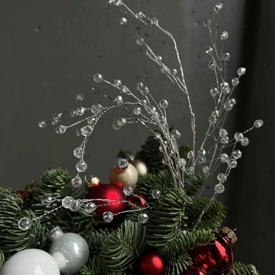 Дизайнерская композиция из живой ели "Ледяной дождь" Дизайнерская композиция из живой ели "Ледяной дождь"