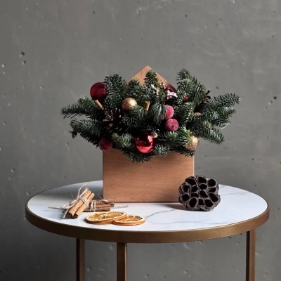 Новогодняя композиция из ели в деревянном конверте