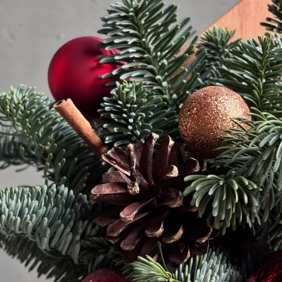 Новогодняя композиция из ели в деревянном конверте