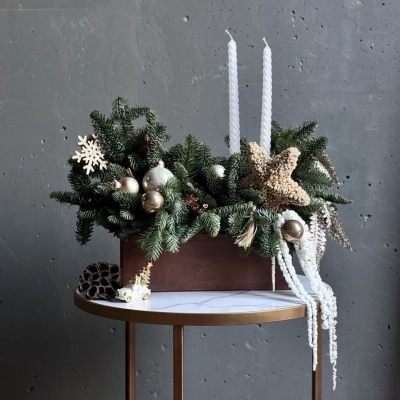 Новогодняя композиция с жемчужной звездой и длинными свечами Новогодняя композиция с жемчужной звездой и длинными свечами