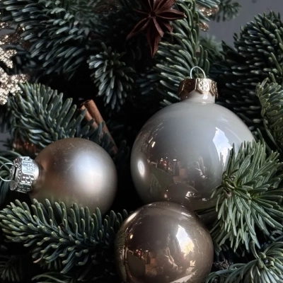 Новогодняя композиция с жемчужной звездой и длинными свечами Новогодняя композиция с жемчужной звездой и длинными свечами