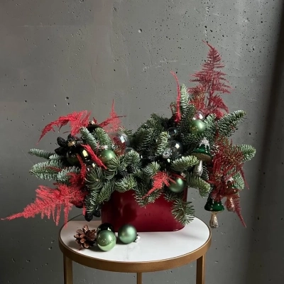 Еловая композиция в красном металическом кашпо с грибами Еловая композиция в красном металическом кашпо с грибами
