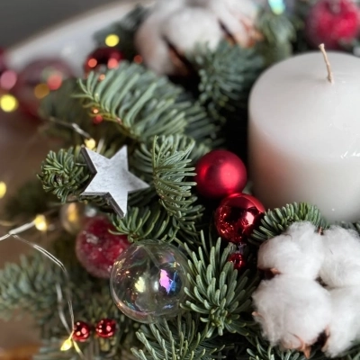 Новогодняя композиция из живой ели в красной гамме на стол со свечой Новогодняя композиция из живой ели в красной гамме на стол со свечой