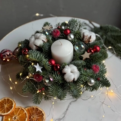 Новогодняя композиция из живой ели в красной гамме на стол со свечой