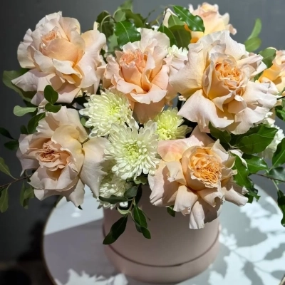 Авторская композиция в шляпной коробке с гвоздиками и аспарагусом