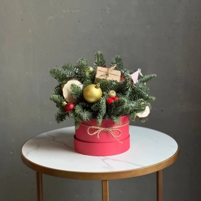 Праздничный новогодний букет из живой ели в красной коробочке
