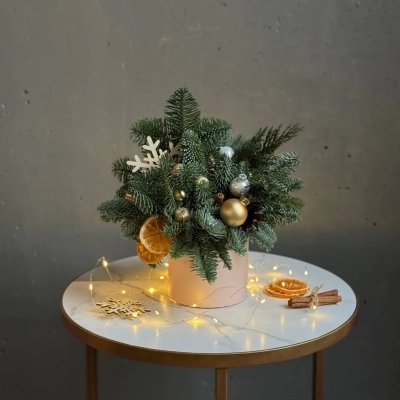 Новогодняя композиция в шляпной коробке с золотыми шарами и апельсинами Новогодняя композиция в шляпной коробке с золотыми шарами и апельсинами