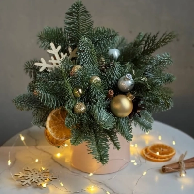 Новогодняя композиция в шляпной коробке с золотыми шарами и апельсинами Новогодняя композиция в шляпной коробке с золотыми шарами и апельсинами