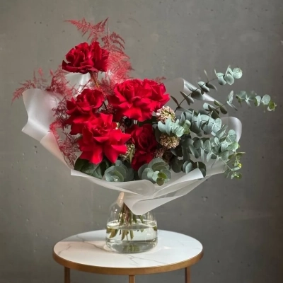 Дуобукет с ажурными розами и сезонными ранункулюсами сорта Pon-pon