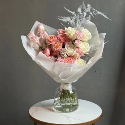 Авторский букет с нежными пионовидными розами и веточками пушистого аспарагуса