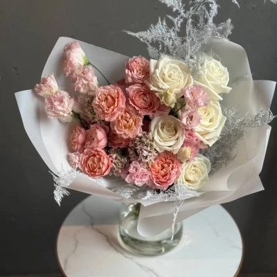 Авторский букет с нежными пионовидными розами и веточками пушистого аспарагуса