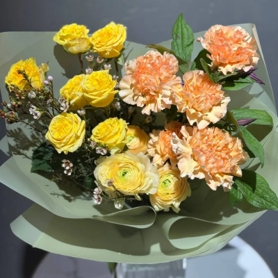 Теплый букет с лимонными ранункулюсами