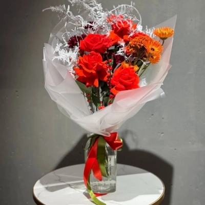 Зимний букет с ажурными розами сорта Нина и пушистым аспарагусом