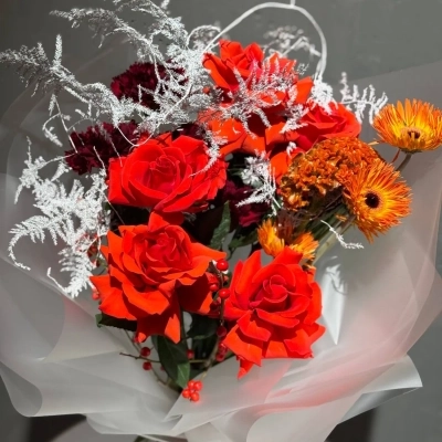 Зимний букет с ажурными розами сорта Нина и пушистым аспарагусом