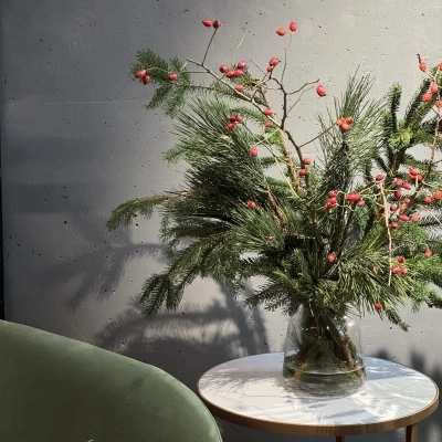 Интерьерный букет из хвои двух видов и веток шиповника Интерьерный букет из хвои двух видов и веток шиповника