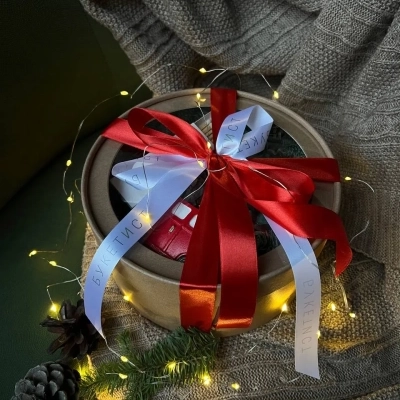 Подарочный набор с интерьерными свечами "Праздник к нам приходит"