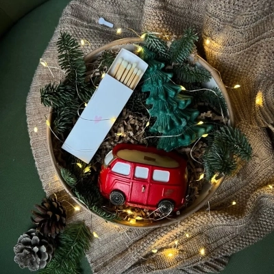 Подарочный набор с интерьерными свечами "Праздник к нам приходит"