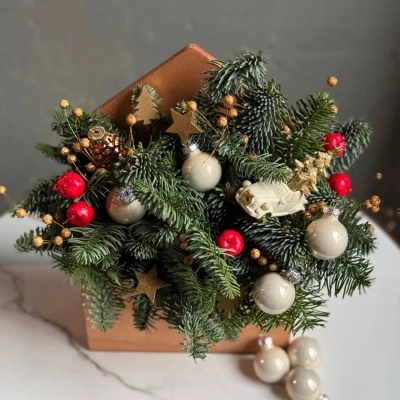 Новогодняя композиция из ели с машинкой в деревянном конверте Новогодняя композиция из ели с машинкой в деревянном конверте