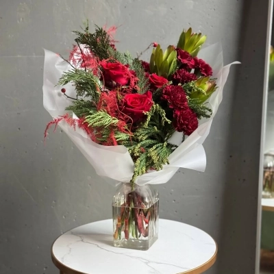 Стильный букет в красно-бордовой гамме Стильный букет в красно-бордовой гамме