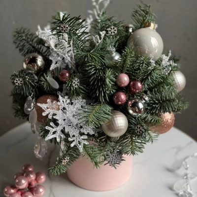 Новогодняя композиция из ели в нежной розовой гамме Новогодняя композиция из ели в нежной розовой гамме