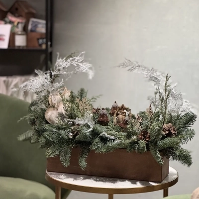 Дизайнерская композиция из живой ели "Снежный покров" Дизайнерская композиция из живой ели "Снежный покров"