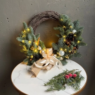 Новогодний венок-полумесяц с гирляндой Новогодний венок-полумесяц с гирляндой