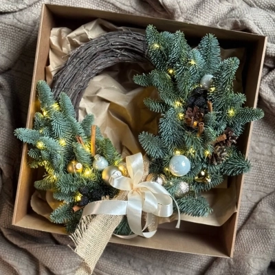 Новогодний венок-полумесяц с гирляндой Новогодний венок-полумесяц с гирляндой