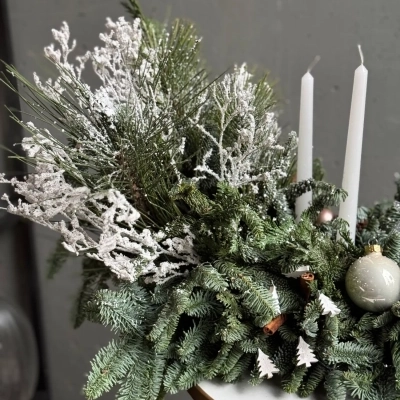 Дизайнерская композиция XL из живой ели "Ванильный декабрь" Дизайнерская композиция XL из живой ели "Ванильный декабрь"