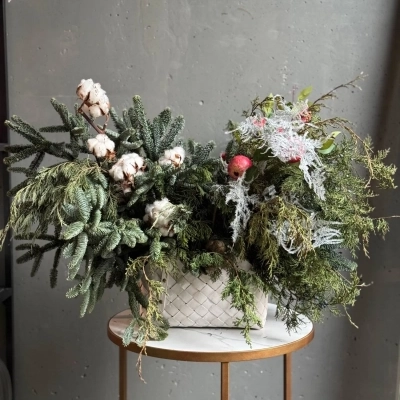 Интерьерная композиция с хвоей в плетенной корзине