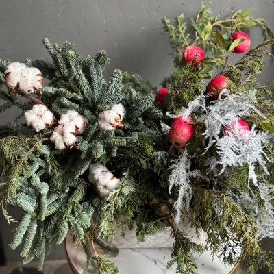 Интерьерная композиция с хвоей в плетенной корзине