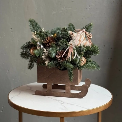 Новогодняя композиция из живой ели с натуральным декором "Сани Деда мороза"