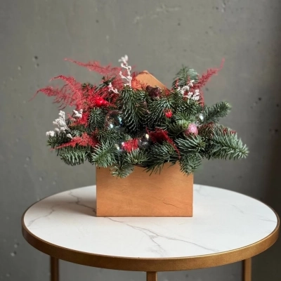 Новогодняя композиция из ели в деревянном конверте с натуральным декором