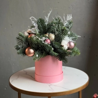 Новогодняя композиция из ели в шляпной коробке "Балерина Большого Театра"