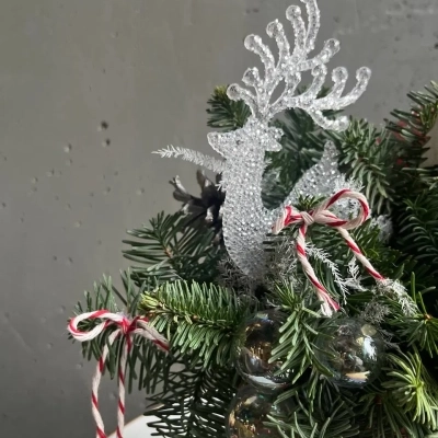 Новогодняя композиция из ели в деревянном конверте