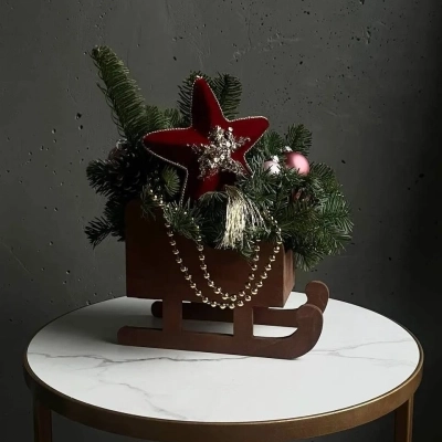 Зимняя композиция из ели в деревянных санках