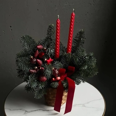 Новогодняя композиция из ели в корзинке