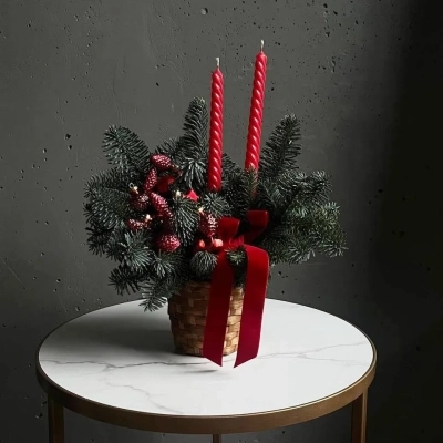 Новогодняя композиция из ели в корзинке