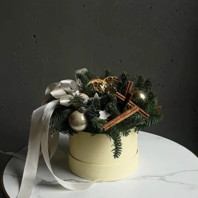Еловая композиция из ели в шляпной коробке