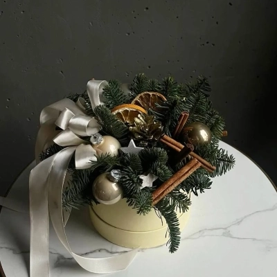 Еловая композиция из ели в шляпной коробке