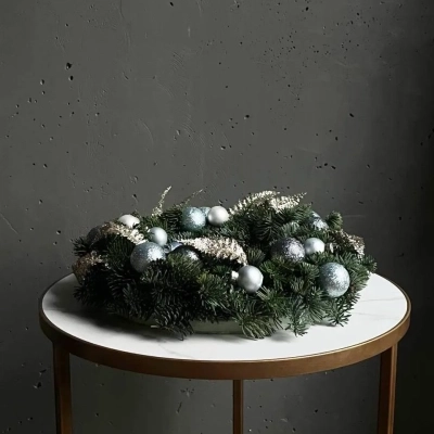 Настольный венок из живой ели с украшениями